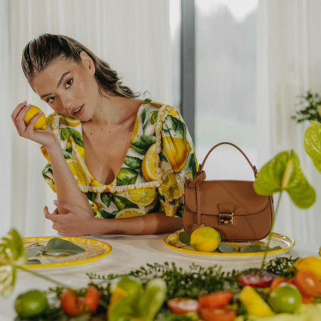 Дамска чанта за ръка 022g златисто кафяво lifestyle